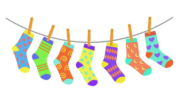 Set di calzini colorati per bambini luminosi asciugatura sulla clothesline. Illustrazione vettoriale in stile piatto — Vettoriale Stock