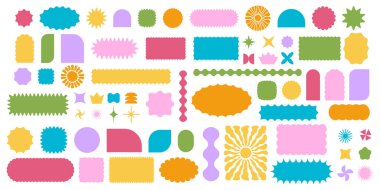 Dalgalı kenarlı renkli geometrik şekiller. Deniz taraklı kenarları olan şirin temel şekiller. Beyaz arkaplanda boş metin kutusu, etiket, etiket ya da etiket şablonları izole edilmiş. Vektör düz resimleme.