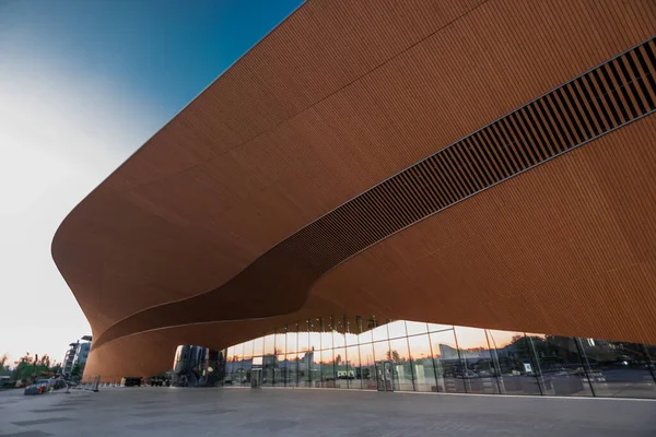 Helsingfors - 1 juni 2019: Helsingfors nya centrumbiblioteksbyggnad - Oodi. Fasadens arkitektoniska element av trä. Stockbild