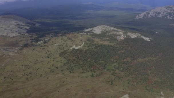 Luchtfoto 's van rige Zigalga in de wolken, de Zuidelijke Oeral — Stockvideo