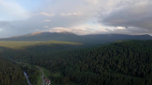 Вид с воздуха на гору Иремел в облаке, Южный Урал — стоковое видео