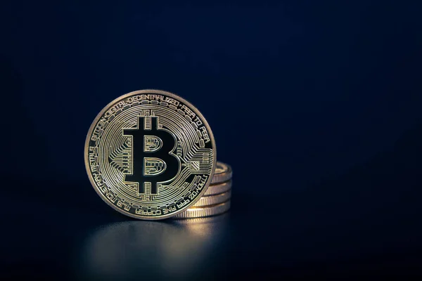Foto Golden Bitcoins På mörk bakgrund. Handelsbegreppet Crypto Valuta Stockfoto