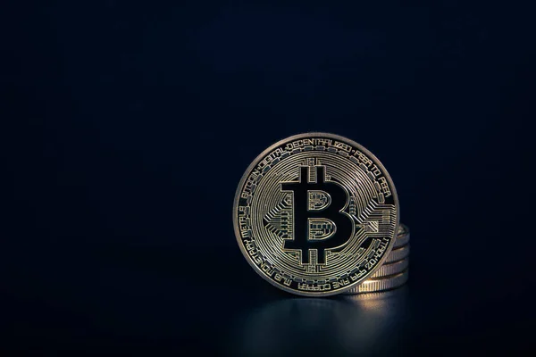 Foto Golden Bitcoins På mörk bakgrund. Handelsbegreppet Crypto Valuta Royaltyfria Stockbilder