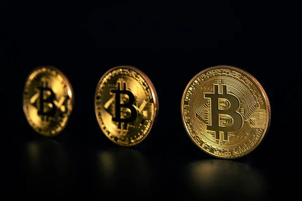 Foto Golden Bitcoins På mörk bakgrund. Handelsbegreppet Crypto Valuta Royaltyfria Stockfoton