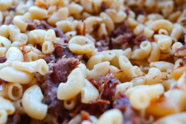 Arkaplan için bulanık resim. Sığır etli makarna. Geleneksel Sovyet makarnası. Vermicelli, etli makarna. Yukarıdan minimalizm görünümü.                           