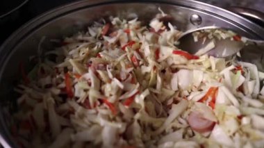 Lahana, havuç ve soğan tavada kızartılır. 