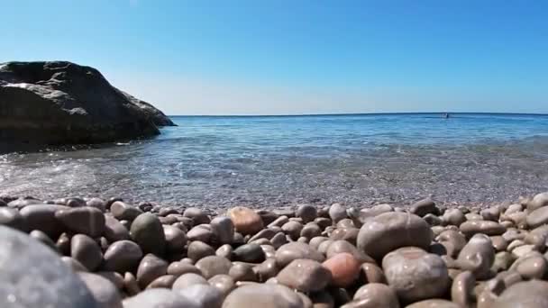 Verano Día Soleado Orilla Del Mar Las Olas Corren Hasta — Vídeos de Stock