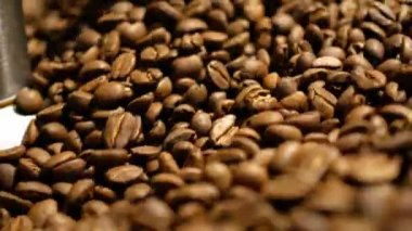 kavrulmuş kahve işlemi, maviye boyanmış yakın görünüm.