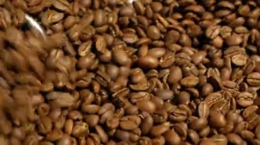 Kahve çekirdekleri kavrulduktan sonra karıştırılıyor.