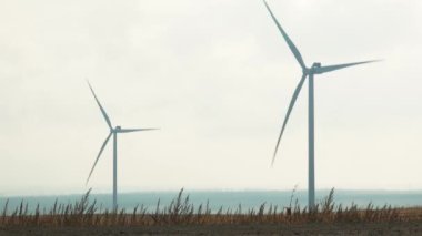 Bir alanda rüzgar jeneratörleri