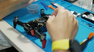 İHA servisi, tamirci İHA 'yı masaya monte ediyor.