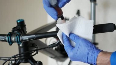 Eski paslı yağlı şırıngayı nemli fren servisinden sonra çıkarıyor.