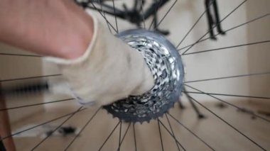 Tamirci arka kaset yıldızlarını direksiyona kaydırıyor.