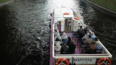 Turistler teknede nehir ve kanallarda rehberli turlara çıkıyorlar.