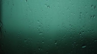 Fırtına sırasında ıslak pencere camı,