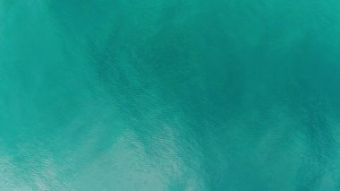 Yukarıdan aşağıya doğru dalgalı su dokusu, aşağıya doğru hareket eden kamera ve statik görüntü.