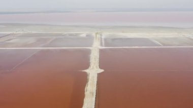 Kırım 'da hava manzaralı pembe tuz gölü