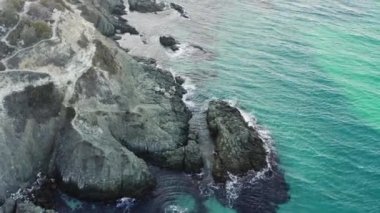 Dalgalar kıyıları silip süpürüyor.