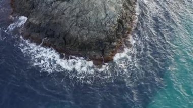 Dalga denizde kayaları, havadan manzarayı yıkar.