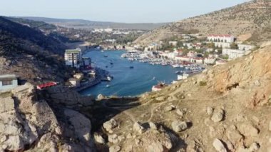 Kırım şehri Balaklava, hava manzaralı geniş çekim