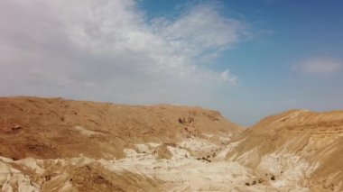 Çöl ve Ölü Deniz manzarası güneşli bir gün, İsrail.