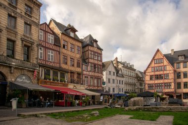 Rouen. Fransa. 19 Ekim 2019. Güneşli bir günde Rouen 'in merkezinde güzel bir cadde. 