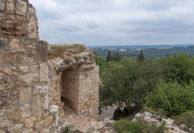 Batı Galilee 'deki Yehiam Kalesi. Haçlı ve Osmanlı döneminden kalma binaları birleştiren büyük ve etkileyici bir kalenin kalıntıları. İsrail