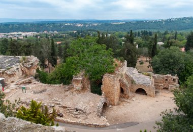 Batı Galilee 'deki Yehiam Kalesi. Haçlı ve Osmanlı döneminden kalma binaları birleştiren büyük ve etkileyici bir kalenin kalıntıları. İsrail