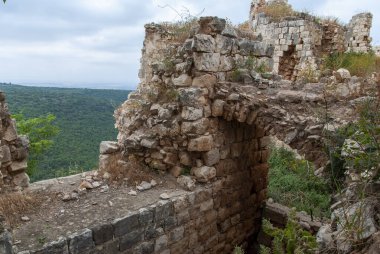 Batı Galilee 'deki Yehiam Kalesi. Haçlı ve Osmanlı döneminden kalma binaları birleştiren büyük ve etkileyici bir kalenin kalıntıları. İsrail