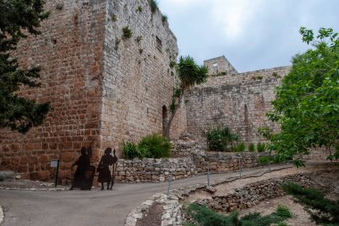 Batı Galilee 'deki Yehiam Kalesi. Haçlı ve Osmanlı döneminden kalma binaları birleştiren büyük ve etkileyici bir kalenin kalıntıları. İsrail