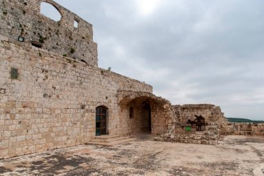 Batı Galilee 'deki Yehiam Kalesi. Haçlı ve Osmanlı döneminden kalma binaları birleştiren büyük ve etkileyici bir kalenin kalıntıları. İsrail