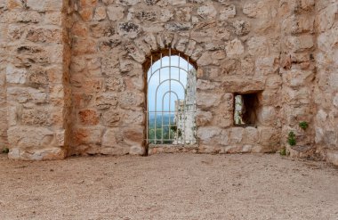 Batı Galilee 'deki Yehiam Kalesi. Haçlı ve Osmanlı döneminden kalma binaları birleştiren büyük ve etkileyici bir kalenin kalıntıları. İsrail