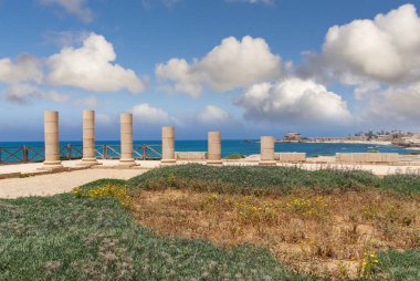 Akdeniz 'deki Caesarea Ulusal Parkı, İsrail. Antik Roma villasının parçaları.