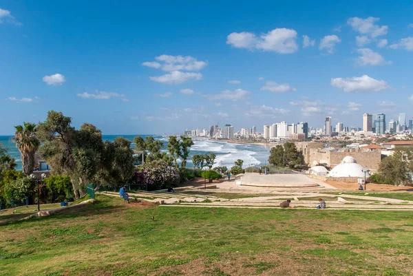 Deniz kıyısı ve Eski Jaffa 'dan Tel Aviv manzarası. İsrail