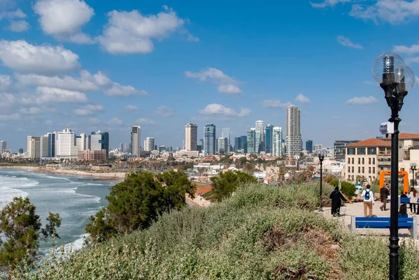 Deniz kıyısı ve Eski Jaffa 'dan Tel Aviv manzarası. İsrail