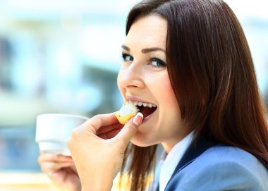 bir fincan kahve içme başarılı bir iş kadını