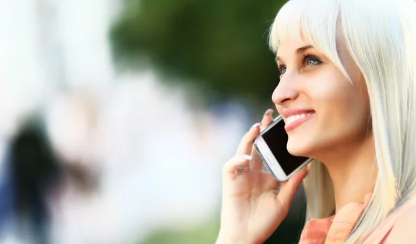 Primer plano de la mujer de negocios en el teléfono — Foto de Stock