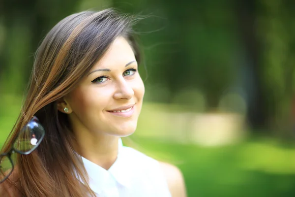 Nahaufnahme einer wunderbaren brünetten Frau, die in die Kamera schaut — Stockfoto