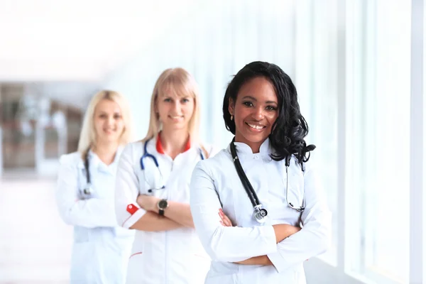 Beautiful african american female pediatric nurse in modern hospital — Stock Photo, Image