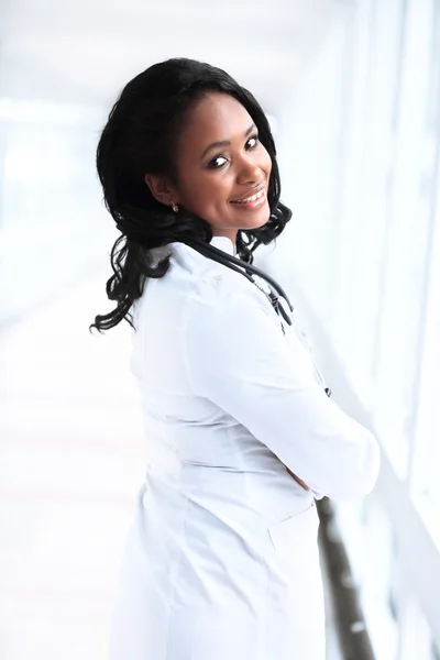 Belle infirmière pédiatrique afro-américaine dans un bureau moderne — Photo