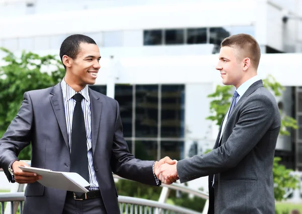 Metoda handshaking dvě veselé podnikatel v konferenční sál — Stock fotografie