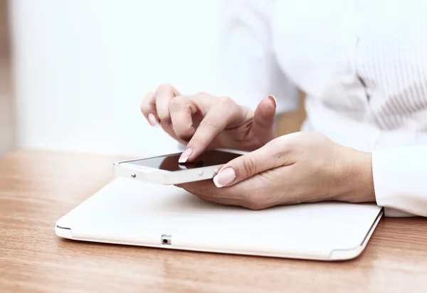 Junge Geschäftsfrau arbeitet mit modernen Geräten, digitalem Tablet-Computer und Mobiltelefon. — Stockfoto