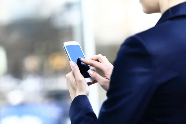 Fechar de uma mulher usando telefone inteligente móvel — Fotografia de Stock