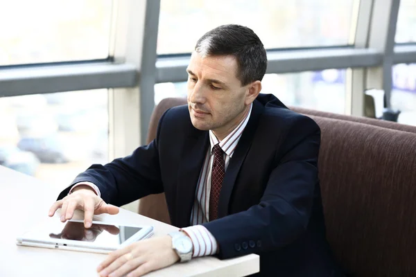 Portret van zakenman aan het werk op Laptop in Office — Stockfoto