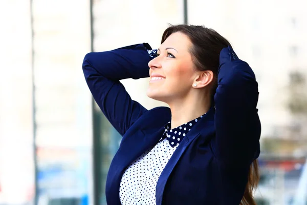 Portret uśmiechniętej bizneswoman — Zdjęcie stockowe