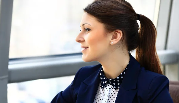 Primo piano di una giovane donna d'affari premurosa che distoglie lo sguardo — Foto Stock