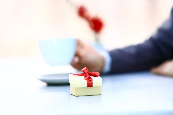 Rode geschenkdoos met lint en boog — Stockfoto