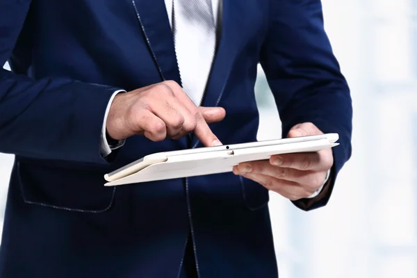 Close up mani multitasking uomo utilizzando tablet, laptop e cellulare di collegamento wifi — Foto Stock