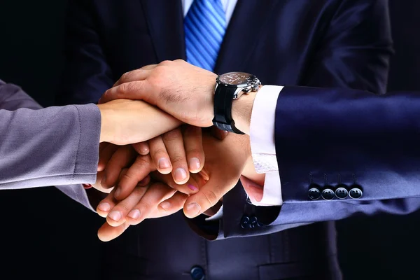 Международная бизнес-команда демонстрирует единство с поднятыми руками Стоковое Фото