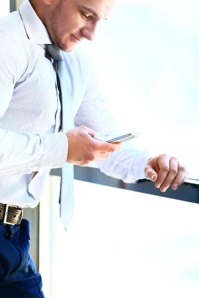 Close up of a man using mobile smarphone Стоковое Изображение